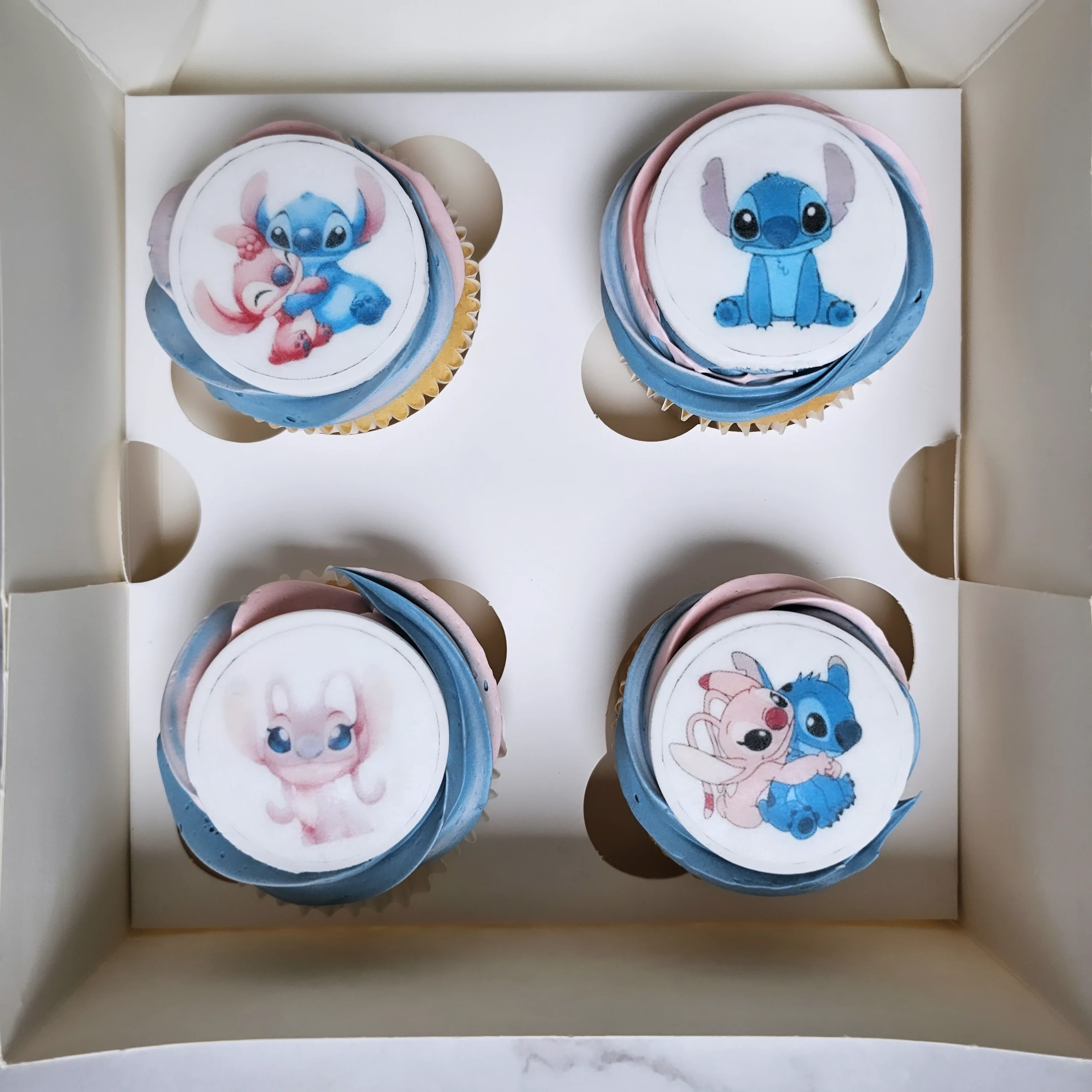 Hazelbakt Stitch en angel cupcakes met multikleur botercreme